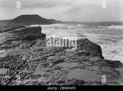 Raues Wetter in Filey Brigg , Yorkshire 1931 Stockfoto