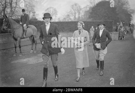 Treffen der Warwickshire Jagd in Upton House Mrs Dunne ( Frau der gemeinsamen MFH ) Hon Nancy Pearson und Lady Mary St Clair Erskine 1932 Stockfoto