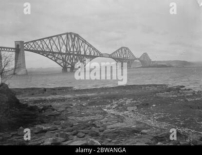 Die Forth Bridge eine freitragende Eisenbahnbrücke über den Firth of Forth im Osten Schottlands Stockfoto