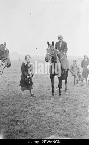 Südengisches Coursing-Treffen in Mentmore Lady Helen Primrose und Mrs Edmunds ( berittene ) 1932 Stockfoto