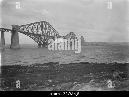 Die Forth Bridge eine freitragende Eisenbahnbrücke über den Firth of Forth im Osten Schottlands Stockfoto