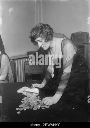 "Die Jagd der Pantoffel" im savoy Miss Phyllis Dare zählt den Inhalt des Pantoffel 17. Februar 1920 Stockfoto