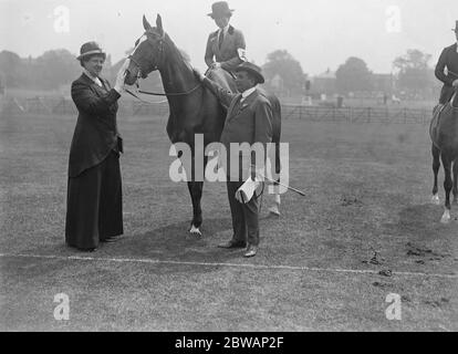 Richmond Pferdeshow . Königin Amelie und Herzog von Oporto und Hon Frau Druby Lowe . Stockfoto