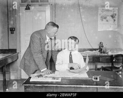 Freddie Welsh und Fred ward (Abendnachrichten) . Freddie Welsh ( 5. März 1886 Ð 29. Juli 1927 ) war ein walisischer Leichtboxmeister. Getauft Frederick Hall Thomas, er wurde der Welsh Wizard Spitznamen. Stockfoto