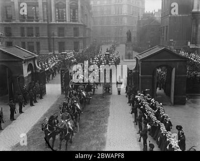 König und Königin von Dänemark kehren aus der Gilde zurück und gehen durch die Horse Guards Stockfoto