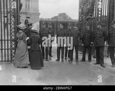 Suffragettes versuchen, dem König im Buckingham Palace eine Petition zu präsentieren Lady Barkley und Hon Edith Fitzgerald Stockfoto