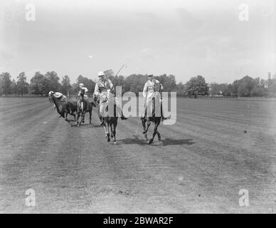 Lord Dalmeny bei Polo Lord Dalmeny spielt für Blues Team in einem Übungsspiel , zwischen Gelb gegen Blues 6 Mai 1920 Stockfoto