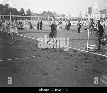Olympische Spiele in Antwerpen Bevil Gordon D'Urban Rudd ( 5. Oktober 1894 - 2. Februar 1948 ) Bevil Rudd aus Südafrika gewinnt 800 Meter Halbfinale 17 August 1920 Stockfoto