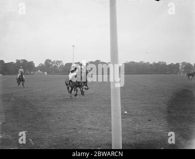 Whitney Polo Cup Finale das Finale des Whitney Cup wurde am Samstag in Hurlingham zwischen der 2. Lebenswache und den Cantabs Lord Wodehouse-Punkten für die Cantabs 29 Mai 1920 gespielt Stockfoto