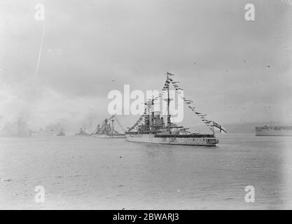 Königliche Reise nach Schottland EIN Foto von der Royal Yacht "Victoria und Albert", wie es die Linie der Schlachtschiffe in Rothesay, Bute vorbei an der "HMS Warspite" im Vordergrund - alle Männer an Deck in Gruß 12 Juli 1920 Stockfoto