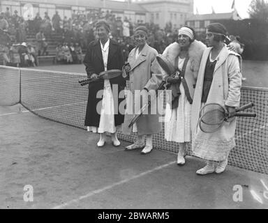 Olympische Spiele in Antwerpen EINE Gruppe von einigen der Damen, die in den Damen-Singles spielen. Mlle Suzanne Lenglen ( Frankreich ) , Mlle Elisabeth D'Ayen ( Belgien ) , Mrs McNair ( Großbritannien ) , und Mrs Kathleen McKane Godfree ( Großbritannien ) 21 August 1920 Stockfoto