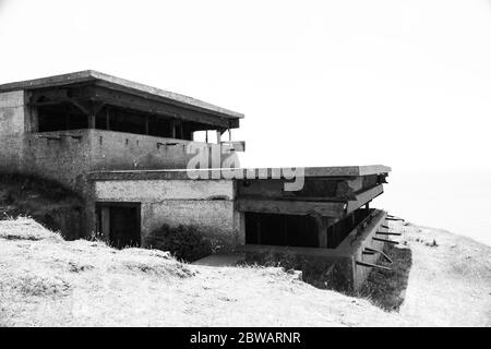 Brean, Burnham-on-Sea, Somerset / UK - 30. Mai 2020: Reste des Zweiten Weltkriegs Gunnery Beobachtungsposten in Brean Down Fort in der Nähe von Weston su Stockfoto