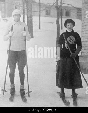 Ex-Herrscher auf Skiern der ehemalige Herzog und Herzogin von Sachsen Coburg Gotha , fotografiert am Oberhof , wo sie begeisterte Teilnehmer im Outdoor-Sport sind 15. Dezember 1921 Stockfoto