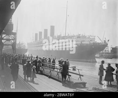 Der berühmte Cunard-Liner 'Aquitania' verlässt Southampton am Samstag nach New York, besetzt mit freiwilligen Stewards 14. Mai 1921 Stockfoto