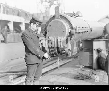 HMS Submarine No 3 eine der Crew, die beim Dämpfen oder Tauchen die wasserdichte Kappe kontrolliert, die auf die Kanonenmuzzle passt 30. März 1920 Stockfoto