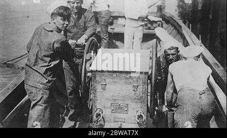 US Naval Taucher kurz vor dem Abstieg Pumpen Männer Luft für den Dinosaurier 1920 Stockfoto