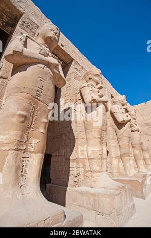 Große Statuen und Hieroglypische Schnitzereien von Ramses III. Und am alten ägyptischen Karnak-Tempel in Luxor mit Säulen Stockfoto