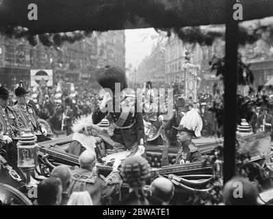 Christian X. König von Dänemark und Alexandrine von Mecklenburg-Schwerin besuchen die Gildenhalle und empfangen eine Ansprache des Bürgermeisters von Holborn an der Tottenham Court Road Stockfoto