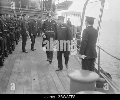 Japanische Marine Besuch in England die japanische Trainingsstaffel bestehend aus den beiden Kreuzer 'Yakumo' und 'Idzumo' bei Sheerness Konter Admiral Alderson, die eine Inspektion an Bord der 'Idzumo' 29 November 1921 Stockfoto