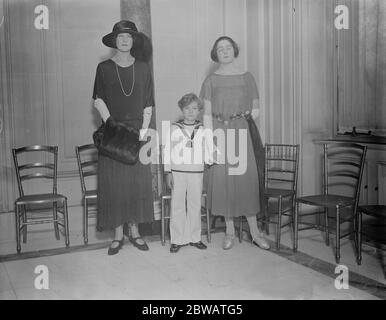 Prinzessin Mary gab ihr Patronat auf eine Partei in Hilfe der Mittel der Little Folks Home in Bexhill on Sea , statt Sir Philip Sassoon ' s Haus am Samstag Foto zeigt Gräfin von Pembroke , Earl of Shrewsbury und Lady Herbert 11 Februar 1922 Stockfoto