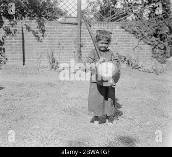 Indian Girl Musiker in London das jüngste Mitglied der Band mit ihrem einheimischen Instrument 6. August 1921 Stockfoto