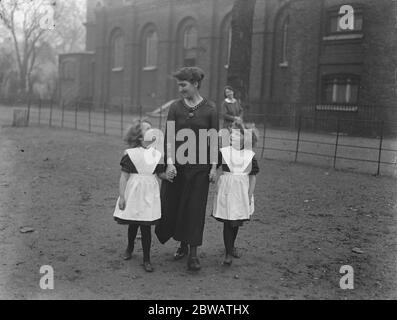 Findling Hospitals Leiterin Herrin geht nach 27 Jahren in den Ruhestand Frau M Jervis auf dem Gelände des Krankenhauses mit zwei der Kinder 17. Dezember 1921 Stockfoto