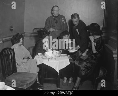 Die Premiers Tochter als Hostess als Dansant fand in Claridge ' s Hotel in Hilfe der Kinder ' s Holiday Fund und Muriel Viscountess Helmsley ' s Kindergarten links nach rechts Miss Megan Lloyd George , ( Hostess ) , Viscountess Helmsley , Miss Violet Loraine (Frau Edward Joicey) und Frau Shaw Veranstalter. Von links nach rechts hinten Herr George Belcher, der bekannte Künstler und Herr Dennis Eadie 10 Dezember 1921 Stockfoto