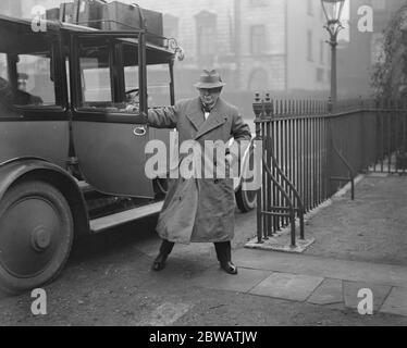 Premierminister David Lloyd George Ankunft zurück um 10, Downing Street heute Nachmittag für seine Konferenz mit Sir James Craig. Der Premier wird gesehen, wie er sein Auto am Hintereingang seiner Residenz am 10. Dezember 1921 abstellt Stockfoto