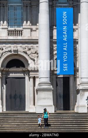 London, Großbritannien. Mai 2020. Mutter und Kind genießen die Stufen, auch wenn Tehy nicht hinkommen kann - Tate Britain zeigt seine Unterstützung für die Schlüsselarbeiter mit blauen Spruchbändern und sagt Danke und bis bald - die Lockdown-Zeit für den Ausbruch des Coronavirus (Covid 19) in London geht weiter. Kredit: Guy Bell/Alamy Live News Stockfoto