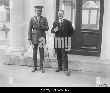 Herr W G Max Muller, CB, MVO, British Minister in Warschau, (rechts) fotografiert außerhalb der Legation mit Brig Gen Carton de Wiart, VC, Military Attache zur Legation. 25. Oktober 1921 Stockfoto