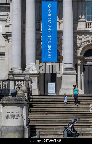 London, Großbritannien. Mai 2020. Mutter und Kind genießen die Stufen, auch wenn Tehy nicht hinkommen kann - Tate Britain zeigt seine Unterstützung für die Schlüsselarbeiter mit blauen Spruchbändern und sagt Danke und bis bald - die Lockdown-Zeit für den Ausbruch des Coronavirus (Covid 19) in London geht weiter. Kredit: Guy Bell/Alamy Live News Stockfoto