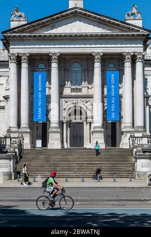 London, Großbritannien. Mai 2020. Mutter und Kind genießen die Stufen, auch wenn Tehy nicht hinkommen kann - Tate Britain zeigt seine Unterstützung für die Schlüsselarbeiter mit blauen Spruchbändern und sagt Danke und bis bald - die Lockdown-Zeit für den Ausbruch des Coronavirus (Covid 19) in London geht weiter. Kredit: Guy Bell/Alamy Live News Stockfoto