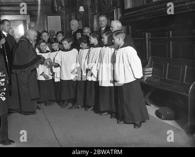 Ein Aschermittwoch, City of London Brauch, die Verteilung der neuen Schilling an Kinder in der Kirche von St. Peters nach Cornhill, London. Februar 1936 Stockfoto