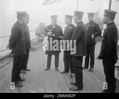 Japanische Marine Besuch in England . Das japanische Trainingsgeschwader bestehend aus den Kreuzer Yakumo und Idzumo in Sheerness. Kapitän Kobayoshi (links) und Vizeadmiral H. Saito. Kapitän Kobayoshi ist der Marineattache in London. 29. November 1921 Stockfoto