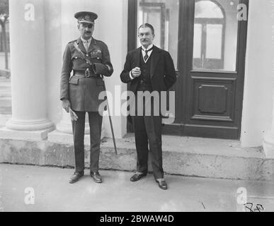 Herr W G Max Muller, CB, MVO, britischer Minister in Warschau (rechts), fotografiert außerhalb der Legation mit Brig Gen Carton de Wiart, VC Military Attache zur Legation. 25. Oktober 1921 Stockfoto