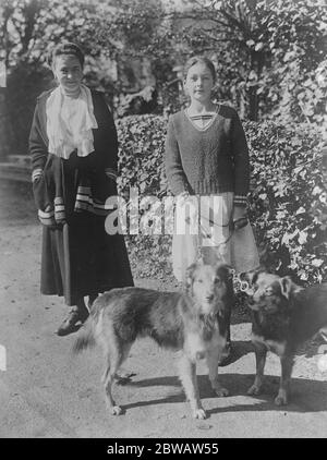 Das neueste Bild von Ex Kaisers Braut Prinzessin Hermine von Reuss, die den Ex Kaiser Wilhelm II heiraten soll, fotografiert mit ihrer ältesten Tochter, Prinzessin Carmo 29. September 1922 Stockfoto