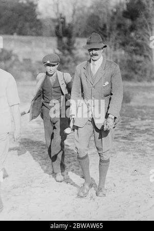 Der Großherzog Cyril am Golf Dieses Foto des Großherzog Cyril von Russland Golf in Mandelieu, Cannes hat gerade London erreicht. Der Großherzog wurde als monarchistischer Kandidat für den russischen Thron am 6. Februar 1922 ausgewählt Stockfoto