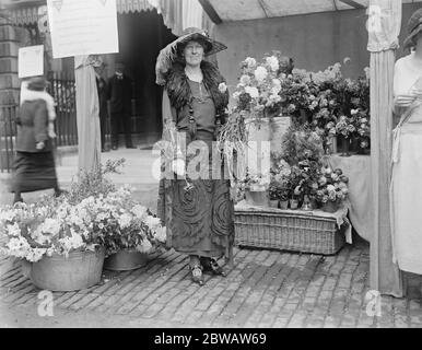 Bekannte Gesellschaft Menschen helfen YMCA Blue Fair . Lady Chelmsford, die Organisatorin an ihrem Blumenstand. 28 Juni 1922 Stockfoto