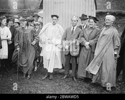Welsh National Eisteddfod bei Carnarvon the Bard ( Rev Albert Jones ) und Begleiter nach der Krönungszeremonie 3. August 1921 Stockfoto