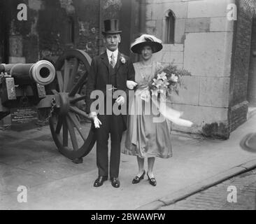 Chief Warder des Tower of London heiratete im Tower. In der Kirche von St. Peter, Tower Green, im Tower of London, fand die Hochzeit von Herrn EIN Raucher, und Miss Alice Westwood von Croydon. Die Braut und der Bräutigam nach der Zeremonie. Sie sind außerhalb des Häuptlings des Warders im Turm zu sehen. Die Waffe im Bild ist eine achtzehnte Jahrhundert Bronze Kanone. Dezember 1921 Stockfoto