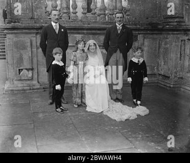 Die Hochzeit fand in der Horningsham Kirche, in der Nähe von Warminster, zwischen Lady Emma Thynne, und dem Marquis von Northampton. Die Braut und der Bräutigam mit den drei kleinen Trainern und dem besten Mann. 15. Oktober 1921 Stockfoto