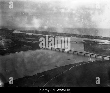 Ein Blick auf Shoreham - by - Sea aus der Luft mit den Brücken über den Fluss Adur und hinaus zum Meer. Juni 1928 Stockfoto