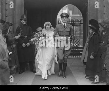 Flying Officer 's Hochzeit in London . Die Hochzeit fand in St Mary 's Church, Kensington, zwischen Herrn Herbert Patrick Gardener Legge ein Pilot Offizier in der RAF und Miss Valerie Helen Sidgwick von Ipswich. Braut und Bräutigam verlassen die Kirche. 25 Februar 1922 Stockfoto