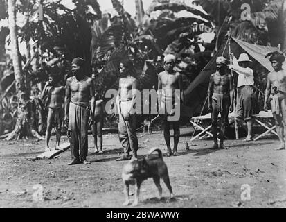 Frederick Burlingham Expedition nach Zentral-Borneo die wahren wilden Männer von Borneo, die Frederick Burlingham am 21. Oktober 1921 begegnete Stockfoto