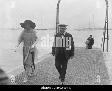Prominente bei Cowes auf Isle of Wight, der Südküste von England Herr Lee (Besitzer der Yacht Terpsichore) und Frau Leach 1 August 1921 Richard H Lee - Terpischore wurde für ihn gebaut Stockfoto