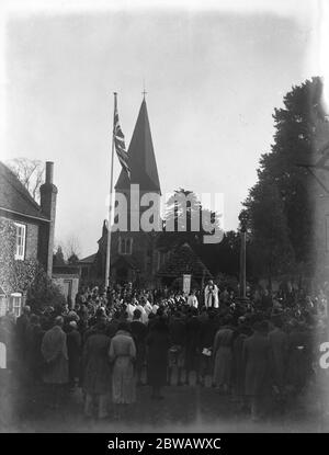 Waffenstillstandstag in Shere, Surrey. Die Szene an der Gedenkstätte vor der Dorfkirche. 11. November 1934 Stockfoto