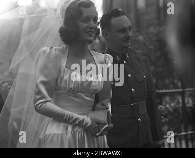 Hochzeit von Anthony Pelissier und Miss Penelope Dudley ward in der St. Stephen's Church, Gloucester Road, London. 29 Dezember 1939 Stockfoto