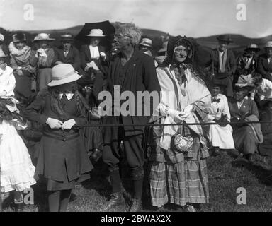 Extras warten während der Dreharbeiten von "The Manxman" , eine Geschichte der sternenüberkreuzten Liebe auf der Isle of man . Regie: George Loane Tucker mit Elisabeth Risdon. 1916 Stockfoto