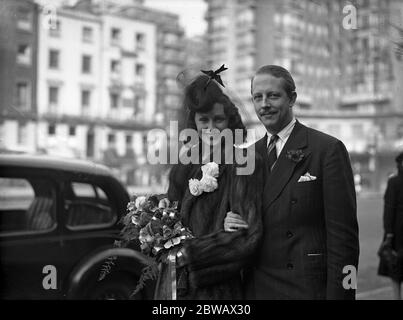 Die Hochzeit von Roland Gillett, Filmausführer, und Tamara Desni, Filmstar, im Marylebone Register Office, London. 22 Februar 1940 Stockfoto