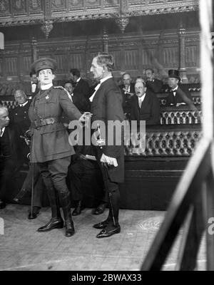 MP 's für den Navy League Film mit dem Titel gefilmt , "Es ist für England " . Baroness Helene Gingold, spielt die Rolle des Reverend St. George, wird aus dem Unterhaus von der Sergeant - AT - Waffen ausgeworfen. 26. Oktober 1916 Stockfoto